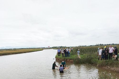 Phát hiện thi thể thanh niên trôi trên sông