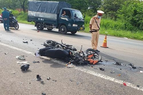 Bình Phước: Xe máy đâm trực diện xe tải, 2 người thương vong