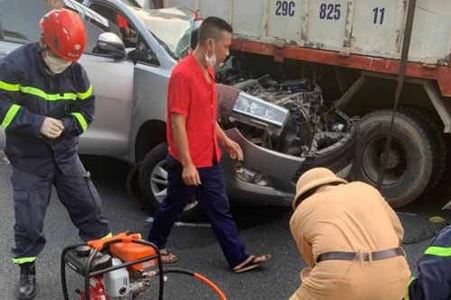 Tai nạn trên tuyến cao tốc Pháp Vân-Cầu Giẽ, lái xe bị thương nặng