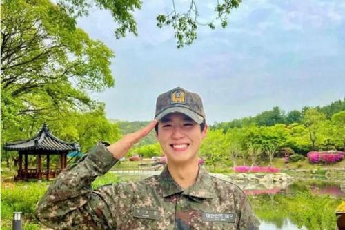 'Mỹ nam' Hàn Quốc Park Bo Gum xuất ngũ, nhan sắc khiến fan mê mẩn