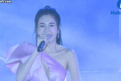 Thủy Tiên dầm mưa hát ở Huế, nghẹn ngào chia sẻ: 'Cứ nghĩ khán giả sẽ thưa thớt...'