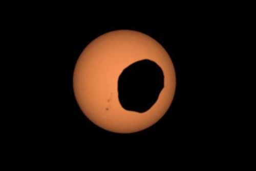 NASA tung ảnh độc về 'mặt trăng xoáy' sắp đâm hành tinh mẹ