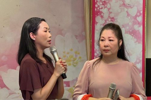 NSND Hồng Vân bật khóc khi được Trịnh Kim Chi nhận lời hỗ trợ để duy trì sân khấu kịch Phú Nhuận