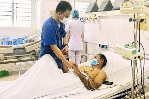 Nhập viện cấp cứu sau khi ăn ruốc lỗ