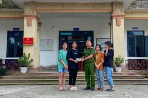 Vĩnh Phúc: 4 học sinh nhặt được của rơi, trả lại người bị mất