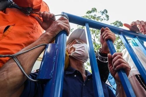 Thức xuyên đêm chờ mua vé trận đấu của U23 Việt Nam