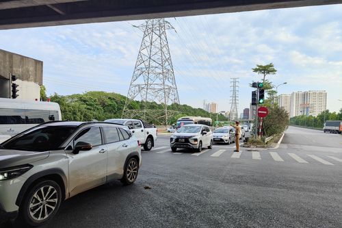 Gồng mình phân luồng chống ùn tắc, đón người dân về Thủ đô sau kỳ nghỉ lễ