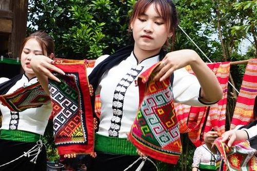 Tái hiện Lễ cầu mưa của dân tộc Thái trắng tại 'Ngôi nhà chung'