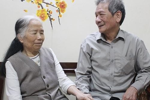 Kìa những ngón tay đang đan vào nhau…