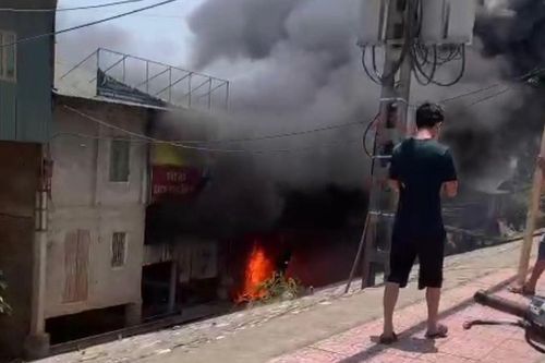 Nhanh chóng dập tắt vụ cháy xưởng gỗ ở Đan Phượng