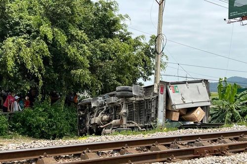 Tàu hỏa tông xe tải, 2 người thương vong
