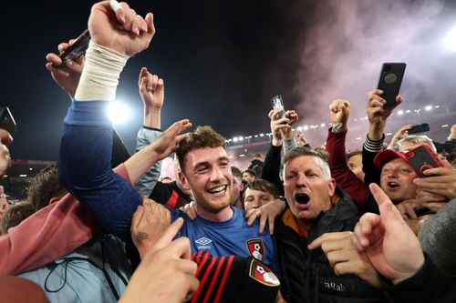 Biển người ăn mừng Bournemouth trở lại Premier League