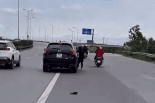 Vụ người phụ nữ đu bám cửa ôtô: CSGT mời tài xế lên làm việc