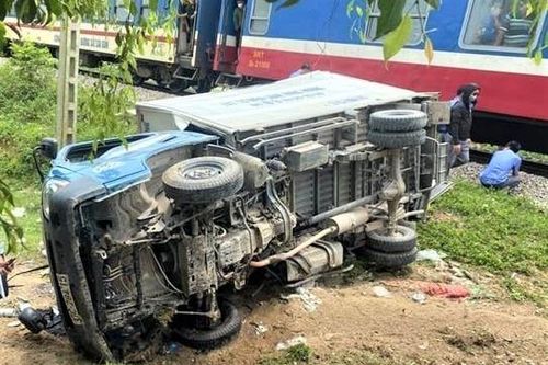 Tài xế thiệt mạng khi lái ôtô tải băng qua đường sắt