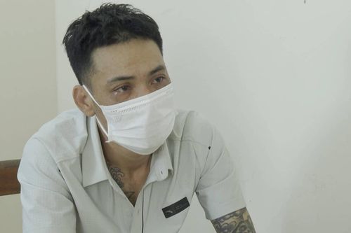 Kẻ giết người bật khóc khi bị hỏi cung