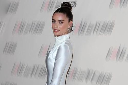 'Thiên thần Victoria's Secret' khiến netizen 'đứng hình' khi diện váy của NTK Công Trí