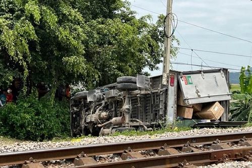 Nghệ An: Xe tải bị tàu hỏa đâm trực diện, tài xế tử vong tại chỗ