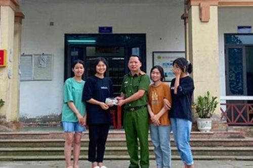Biểu dương 4 nữ sinh nhặt được của rơi tìm trả lại người bị mất