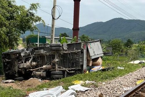 Tàu hỏa húc văng xe tải, 2 người thương vong