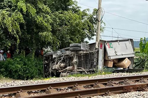 Tàu hỏa hất văng xe tải cố băng qua đường sắt, một người tử vong