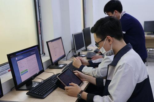 Nỗi lo đường truyền internet trong ngày đầu tiên đăng ký dự thi tốt nghiệp THPT online
