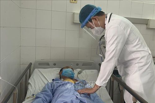 Cứu sống nam bệnh nhân bị dây kẽm gai đứt xuyên vào tim