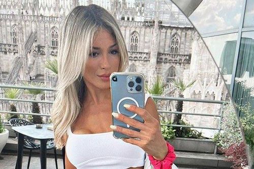 Bạn gái mục tiêu của Man United và Arsenal khoe vòng eo siêu nhỏ