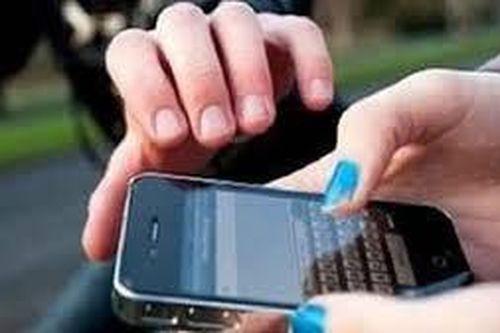 Bắt hai thanh niên cướp điện thoại của phụ nữ ở phố đi bộ