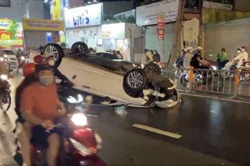 Ô tô tông vào dải phân cách lật ngửa, nữ tài xế may mắn thoát nạn bò ra ngoài