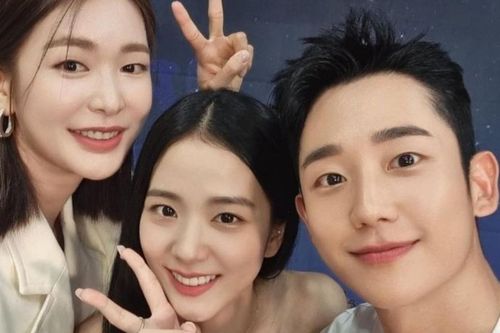 Jisoo (BLACKPINK) và Jung Hae In khoe nhan sắc cực phẩm khi đứng cạnh nhau, để lộ hint hẹn hò