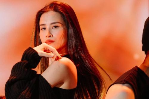 Nhan sắc của Đông Nhi qua những tấm ảnh chụp vội: Càng nhìn càng mê mẩn
