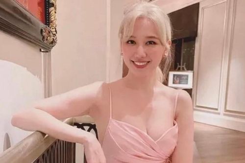 Nhìn Khả Như khoe 'vòng eo con kiến', Hari Won than thở chuyện '30 lần mang bầu'