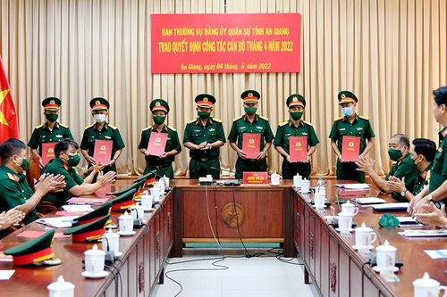 Trao quyết định công tác cán bộ cho 11 cán bộ thuộc lực lượng vũ trang An Giang