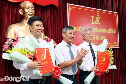 Tỉnh ủy trao quyết định điều động, bổ nhiệm công tác cán bộ