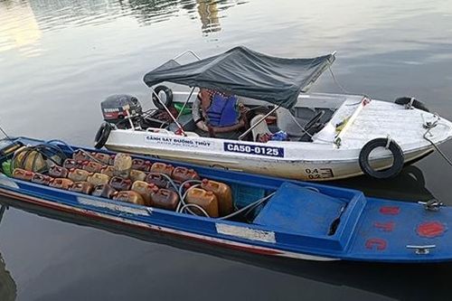 Bắt đối tượng dùng xuồng vỏ lãi trộm 800 lít dầu DO