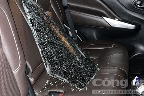 Ô tô bị đập kính trong đêm, chủ xe trình báo mất 50 ngàn đô la Mỹ