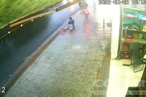 Chủ nhà ngã sấp mặt khi đuổi bắt đối tượng trộm xe máy