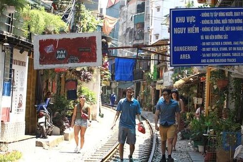Phố cà phê đường tàu hoạt động trở lại, nhiều du khách nước ngoài tìm đến để trải nghiệm và check in