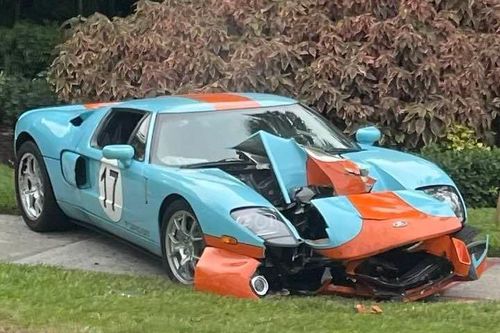 Siêu xe Ford GT Heritage gặp nạn vì chủ xe không quen lái số sàn