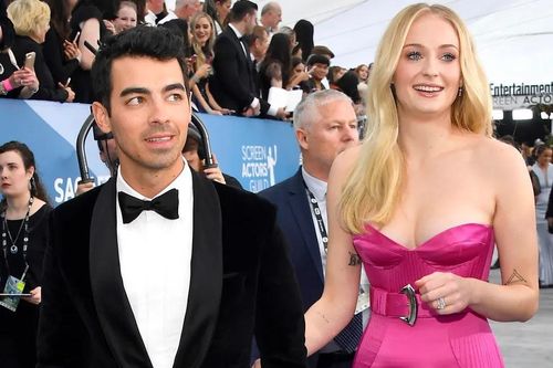 Diễn viên Sophie Turner bị khủng hoảng bởi mạng xã hội