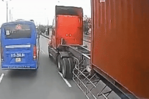 Nguyên nhân xe buýt tạt đầu xe container ở TP.HCM