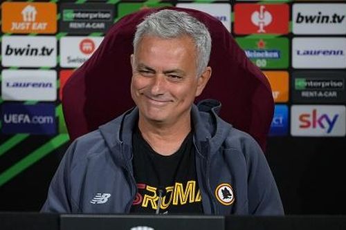 Mourinho mỉa mai Tottenham