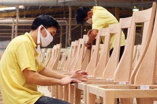 Nguyên liệu bấp bênh, ngành gỗ nhập khẩu 'quay xe' tìm nguồn nội địa