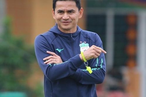 HLV Kiatisak sang Anh cổ vũ Liverpool đấu Chelsea