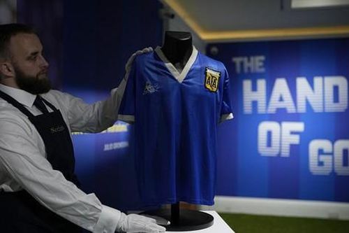 Chiếc áo Maradona mặc khi ghi bàn thắng với 'Bàn tay của Chúa' được bán với giá kỷ lục