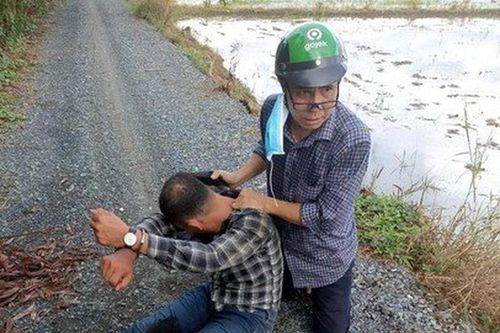 Bị đạp gãy chân kéo lê trên đường, trinh sát nén đau bắt bằng được tội phạm truy nã