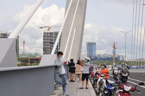 Đậu xe check-in trên cầu Thủ Thiêm 2, coi chừng bị phạt đến tiền triệu