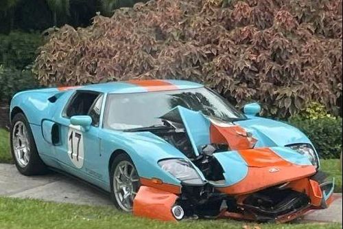 Siêu xe Ford GT hàng hiếm vỡ 'nát đầu' vì chủ xe không quen lái số sàn