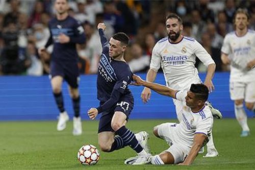 Tranh cãi gay gắt Casemiro thoát thẻ vàng dù phạm 2 lỗi nặng trong hiệp 1?