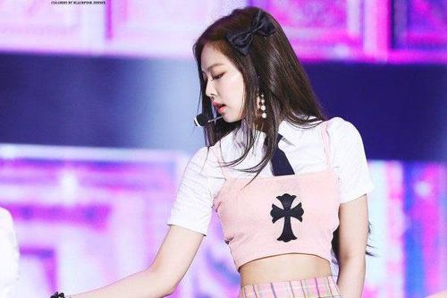 Những set đồ được BLACJPINK yêu thích nhất: Jennie với sắc hồng ngọt ngào, Rosé làm 'sáng bừng' sân khấu